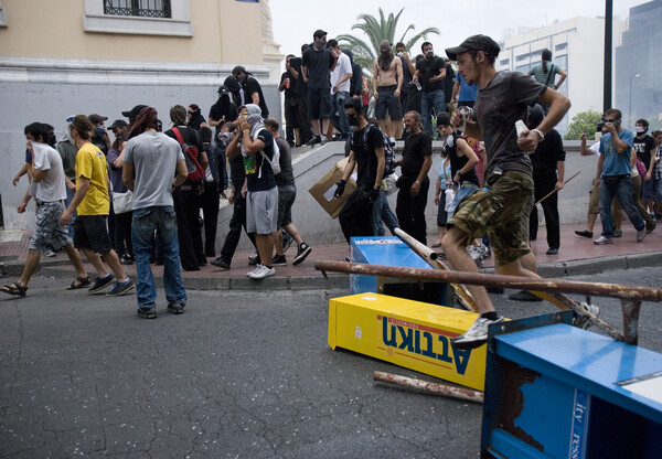 Τετάρτη 29-06. Η πλατεία φλέγεται. Μνημόνιο uber alles !