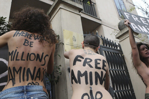 «Τόπλες Τζιχάντ» από τις Femen για την ακτιβίστρια Amina