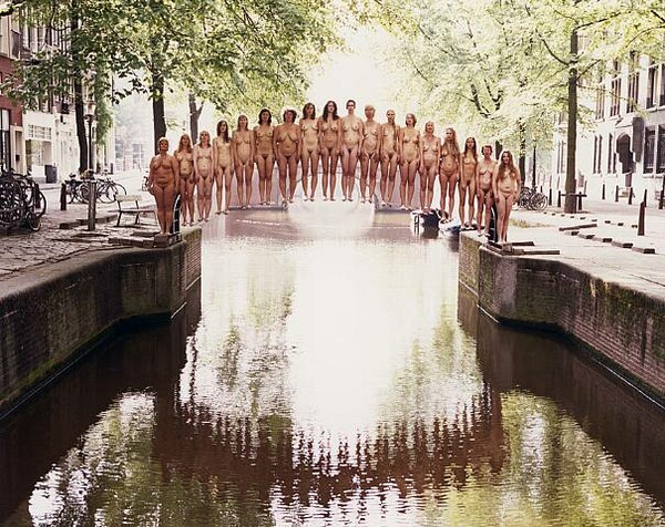 O Spencer Tunick έχει πρόβλημα