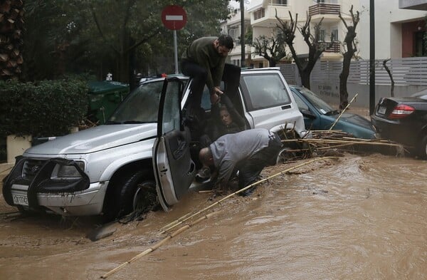 Η διάσωση γυναίκας οδηγού από χείμαρρο στο Χαλάνδρι