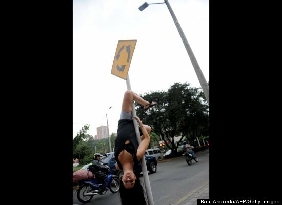 Pole dancing στους δρόμους της Κολομβίας