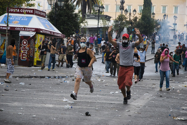 Τετάρτη 29-06. Η πλατεία φλέγεται. Μνημόνιο uber alles !