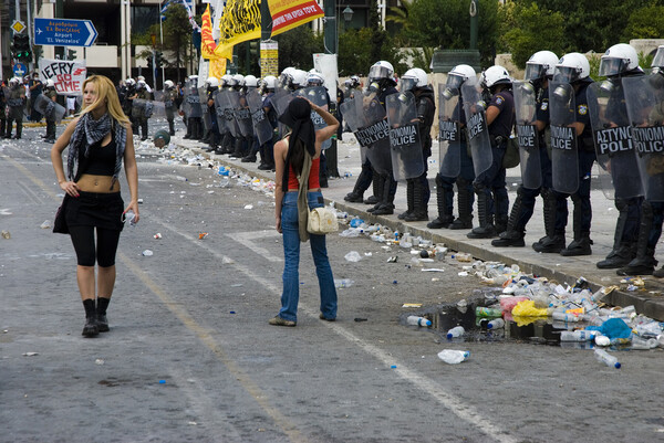 Τετάρτη 29-06. Η πλατεία φλέγεται. Μνημόνιο uber alles !