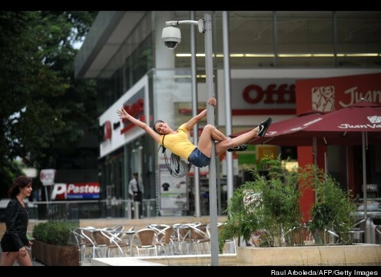 Pole dancing στους δρόμους της Κολομβίας