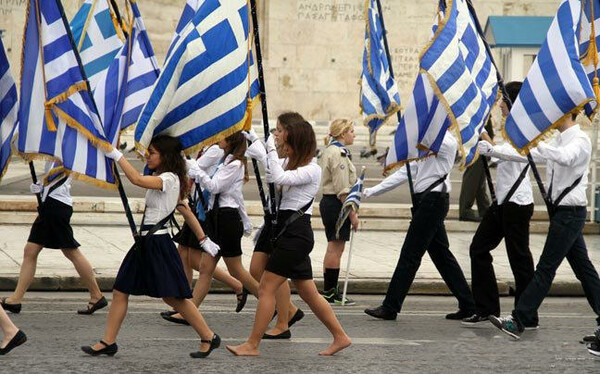 Η ξυπόλητη σημαιοφόρος ανάγκασε το Υπουργείο Παιδείας να βγάλει ανακοίνωση