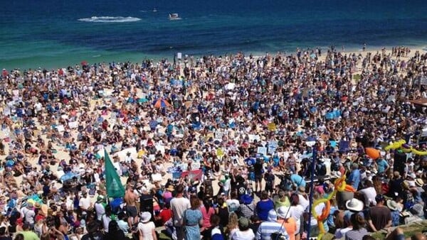 Αυστραλία:O κόσμος διαδηλώνει υπέρ των καρχαριών