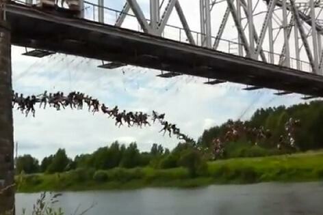 135 άτομα κάνουν ταυτόχρονα Bungee Jumping!