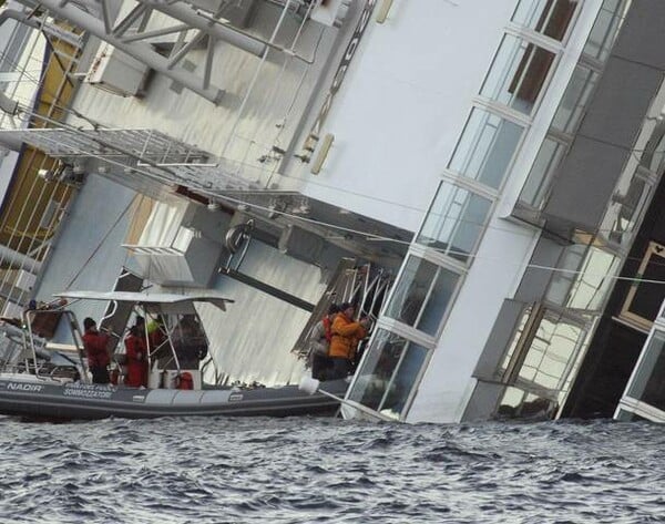 Costa Concordia: Video από τη στιγμή της πρόσκρουσης