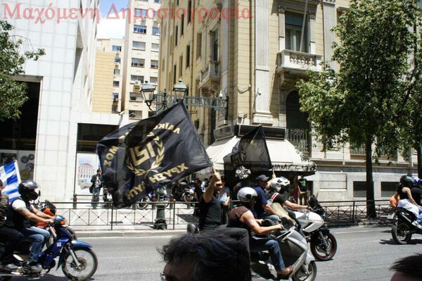 Προκλητική εμφάνιση Χρυσαυγιτών στη συγκέντρωση των δημοσιογράφων