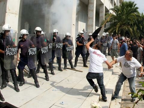 Δίωξη σε βαθμό πλημμελήματος στους 12 εργαζομένους των Ναυπηγείων