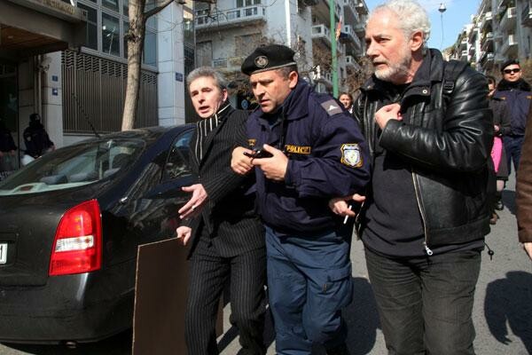 Διαμαρτυρία ακτιβιστών έξω από τη γερμανική πρεσβεία με προσαγωγές