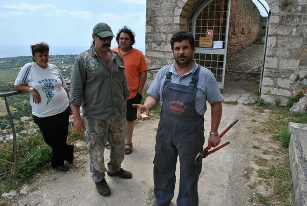 Τι γίνεται όταν ο αρχαιολογικός χώρος είναι κλειδωμένος και ο φύλακας λείπει για δουλειές?