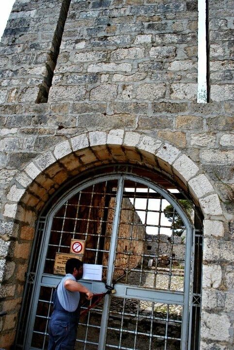 Τι γίνεται όταν ο αρχαιολογικός χώρος είναι κλειδωμένος και ο φύλακας λείπει για δουλειές?