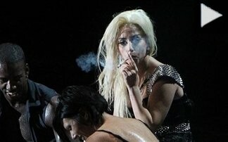 H Lady Gaga καπνίζει χασίς επί σκηνής!