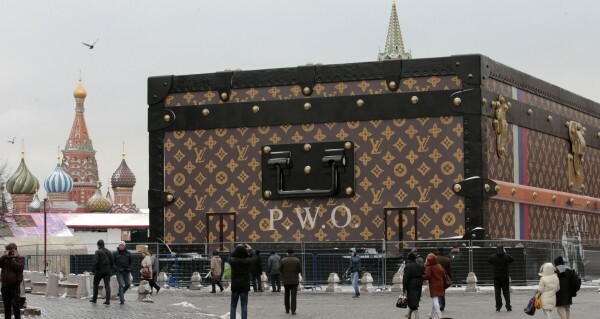 Πολεμική για το τεράστιο μπαούλο Louis Vuitton στη Ρωσία