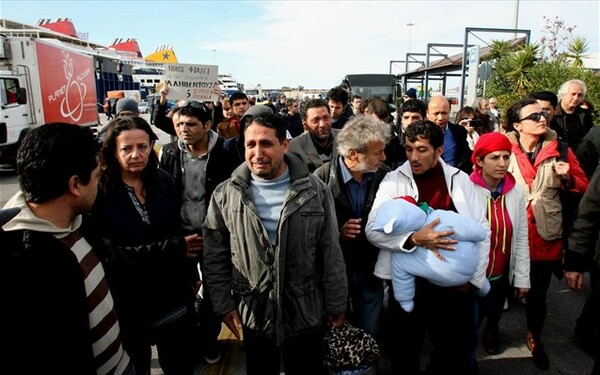 «Οι ίδιοι οι μετανάστες βουλιάζουν τις βάρκες»