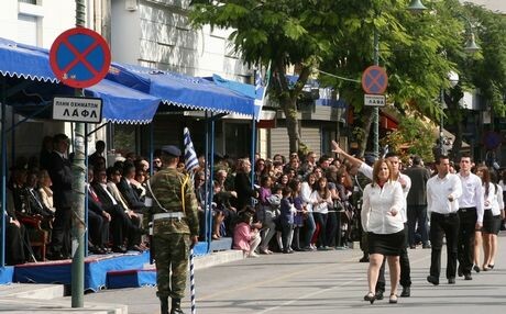 Μαθητής μουτζώνει τους επίσημους