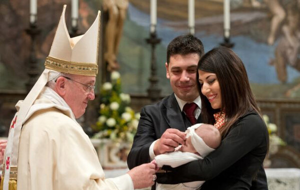 Μωρό ζευγαριού που δεν έχει τελέσει θρησκευτικό γάμο βάφτισε ο Πάπας