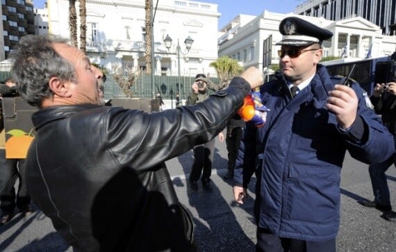 "Πορτοκαλοπόλεμος" στο Σύνταγμα