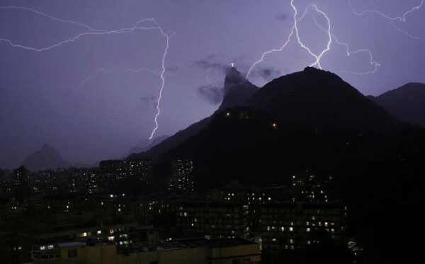 Kεραυνός χτυπάει το άγαλμα του Χριστού στο Ρίο