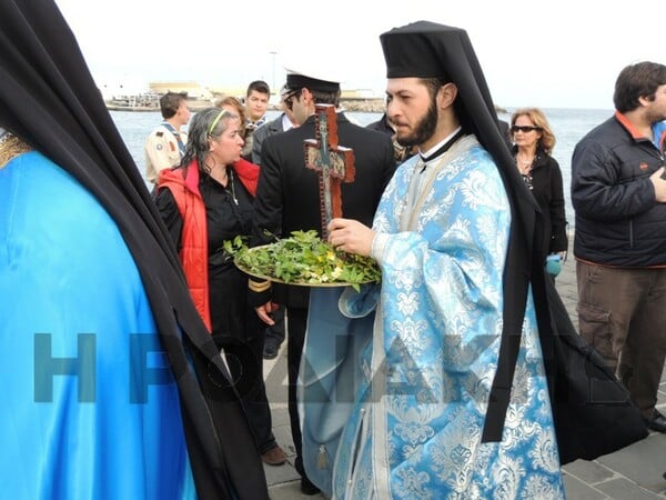 50χρονη έπεσε στη θάλασσα την ώρα του αγιασμού ως διαμαρτυρία για τα οικονομικά της