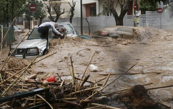 Η διάσωση γυναίκας οδηγού από χείμαρρο στο Χαλάνδρι