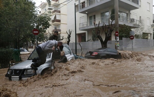 Η διάσωση γυναίκας οδηγού από χείμαρρο στο Χαλάνδρι