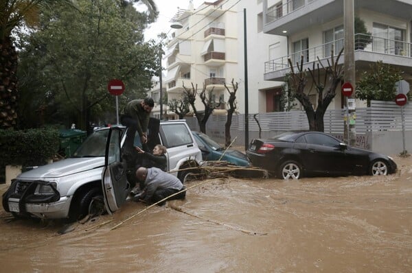 Η διάσωση γυναίκας οδηγού από χείμαρρο στο Χαλάνδρι