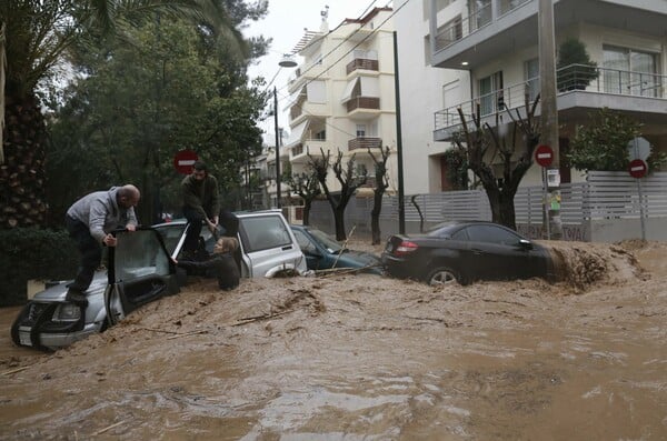 Η διάσωση γυναίκας οδηγού από χείμαρρο στο Χαλάνδρι