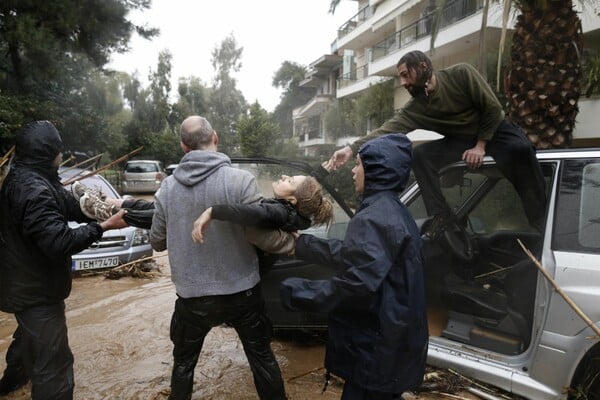 Η διάσωση γυναίκας οδηγού από χείμαρρο στο Χαλάνδρι