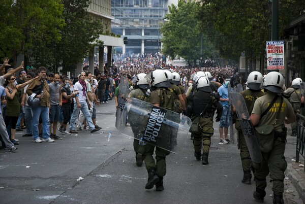 Τετάρτη 29-06. Η πλατεία φλέγεται. Μνημόνιο uber alles !