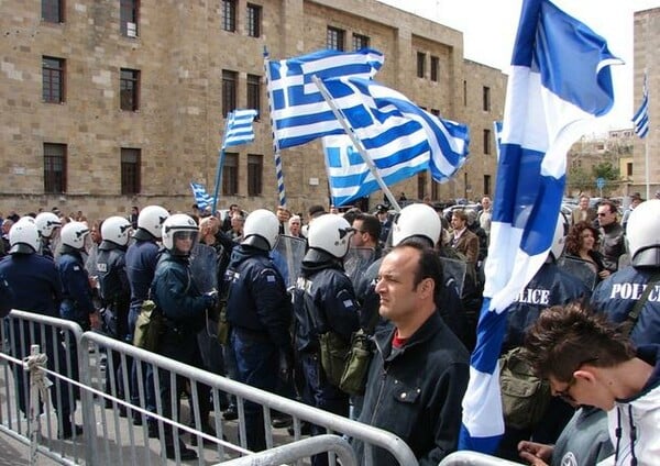 Παρέλαση Ρόδου: 55χρόνη μαχαίρωσε δημοτικό σύμβουλο [+ video επεισοδίων]