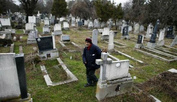 Του πήραν το σπίτι για χρέη, κοιμάται σε τάφο