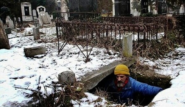 Του πήραν το σπίτι για χρέη, κοιμάται σε τάφο