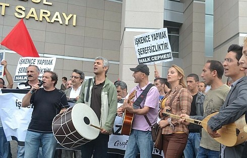 Τουρκία, όπως παλιά: Η αστυνομία βασάνισε μέλη αριστερού μουσικού γκρουπ