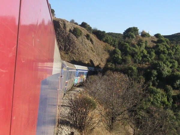 Eκτροχιασμός μηχανής τρένου έξω από τη Λαμία - Διακοπή δρομολογίων