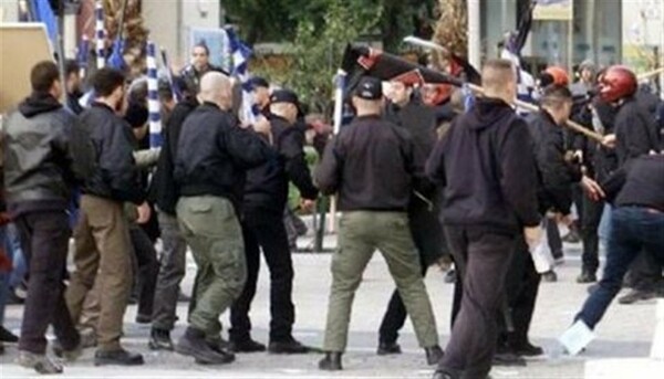 Άγρια συμπλοκή χρυσαυγιτών-αντιφασιστών στο Βόλο