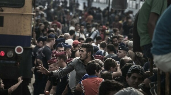 Η Βουδαπέστη άνοιξε τον σιδηροδρομικό σταθμό - Επιδρομή των προσφύγων στους συρμούς