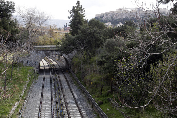 Έπεσε δέντρο στις γραμμές του ΗΣΑΠ στο Θησείο