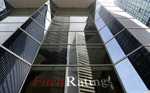 Fitch: Υπάρχει ακόμα ο κίνδυνος πρόωρων εκλογών λόγω της συμφωνίας