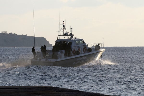 Θαλαμηγός βυθίστηκε, μετά από φωτιά, μεταξύ Θήρας και Ίου