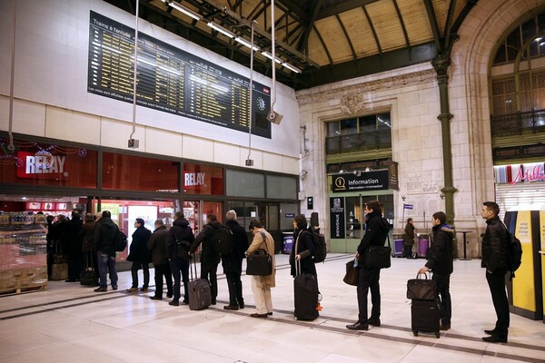 Oυρές από τα ξημερώματα στη Γαλλία για το καινούργιο Charlie Hebdo