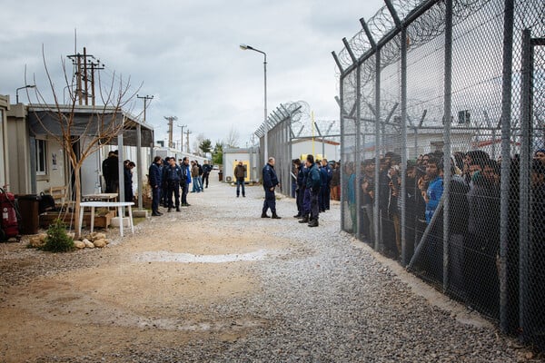 Ένταση ανάμεσα σε ΜΑΤ και διαδηλωτές στην Αμυγδαλέζα