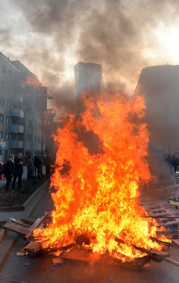 Συλλήψεις 350 διαδηλωτών έξω από το κτίριο της ΕΚΤ στη Φρανκφούρτη