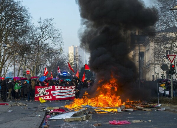 Συλλήψεις 350 διαδηλωτών έξω από το κτίριο της ΕΚΤ στη Φρανκφούρτη