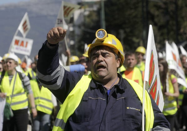 Στη Βουλή έφθασαν οι μεταλλωρύχοι