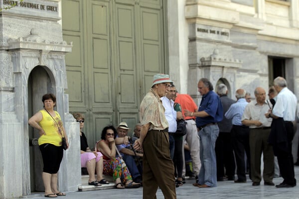 Tην Πέμπτη, οι συνταξιούχοι θα μπορέσουν να πάρουν έως 240 ευρώ. Σε απόγνωση όσοι ηλικιωμένοι δεν έχουν κάρτα.