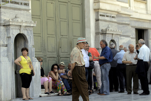 Σε απόγνωση όσοι συνταξιούχοι δεν έχουν κάρτα- θα πάρουν μόνο 120 ευρώ έναντι για το μήνα