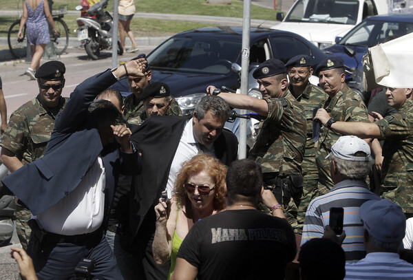 Χαμός με τον Καμμένο στη Κω - Του πέταξαν αυγά κάτοικοι