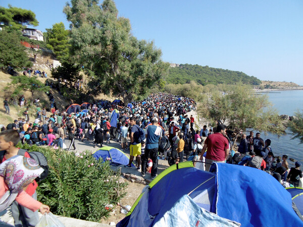 Μυτιλήνη υπό διάλυση - Οι εικόνες του χάους στο λιμάνι